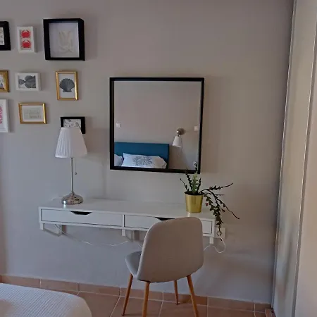 Navy Blue * Néa Szkióni